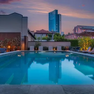 Crowne Plaza By Ihg מלון